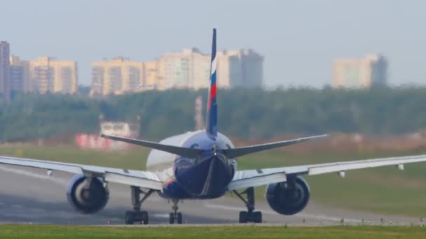 L'avion prend de la vitesse pour le départ — Video