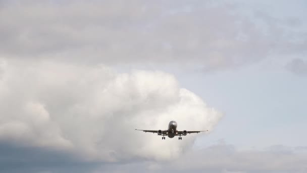 Survol de l'avion dans le ciel nuageux — Video