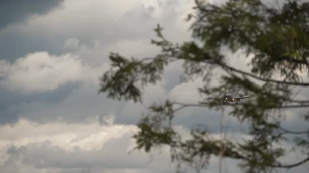 Avion Aeroflot au-dessus du ciel nuageux — Video