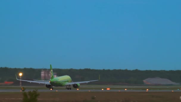 S7 Airlines parte do Aeroporto de Tolmachevo — Vídeo de Stock