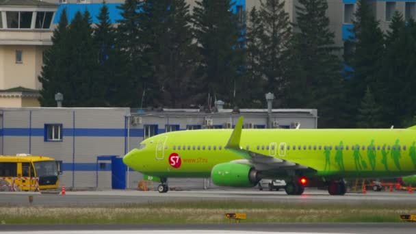 S7 Airlines taxis to the airport — Stock Video