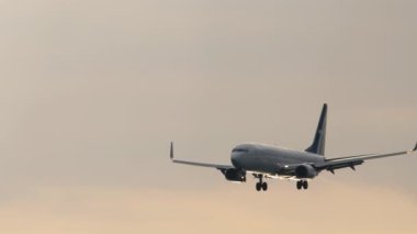 İpek Hava uçağı gün batımında iniyor.