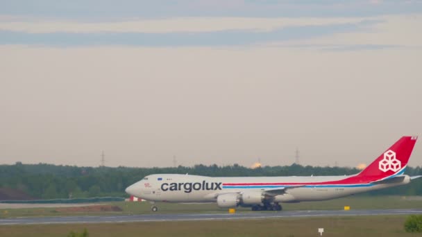 Boeing Cargolux taxi v Tolmachevu — Stock video