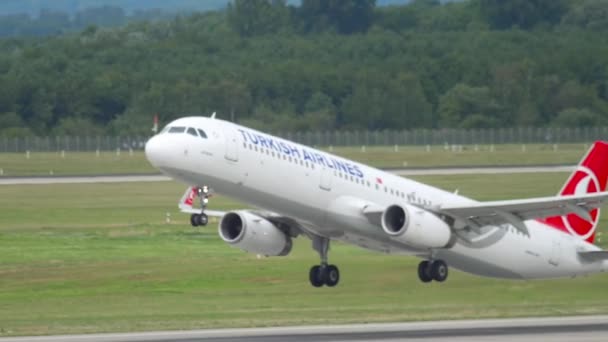 Turkish Airlines отправляется из аэропорта — стоковое видео