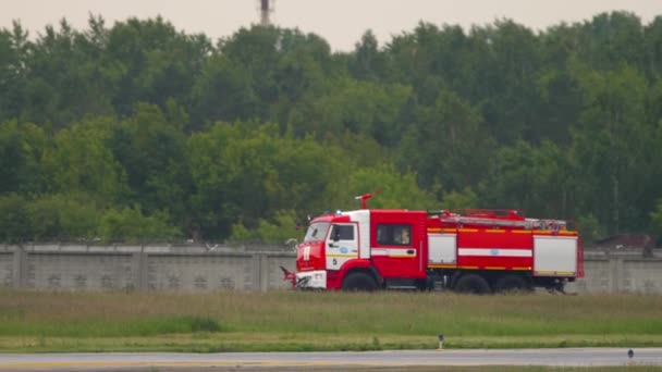 Ciężarówka strażacka na lotnisku — Wideo stockowe