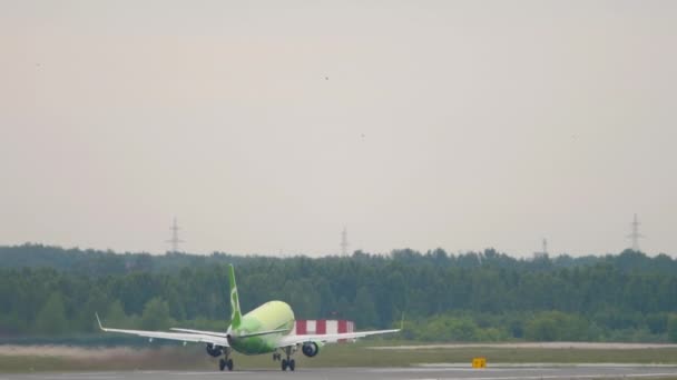 Авіакомпанії S7 летять з Новосибірська. — стокове відео
