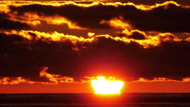 海での火の夕日 — ストック動画
