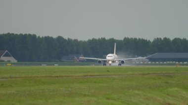 Uçak kalkış için hızlanıyor.