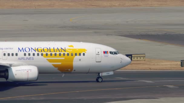 Mongolian Airlines taxiën de landingsbaan — Stockvideo