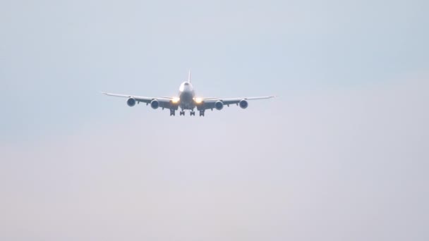 Zweistöckiges Großraum-Passagierflugzeug — Stockvideo