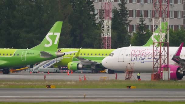 Avião da WizzAir está se preparando para a partida — Vídeo de Stock