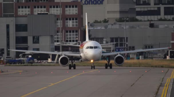 Avião na pista Frankfurt — Vídeo de Stock
