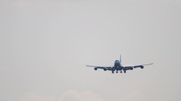 Aviones de cuerpo ancho acercándose en el cielo — Vídeo de stock