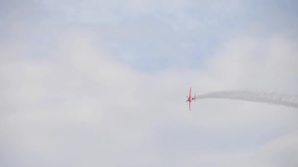 Red Bull Air Race sport vliegtuig — Stockvideo