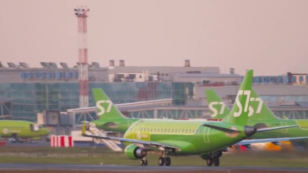 Airbus A320 di S7 prende velocità per il decollo — Video Stock