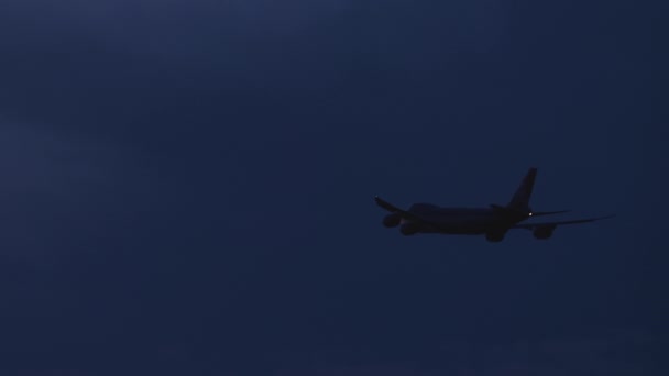 Aereo da carico 747 nel cielo notturno — Video Stock