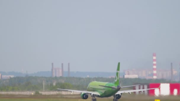 S7 Airlines odlétá z Tolmacheva — Stock video