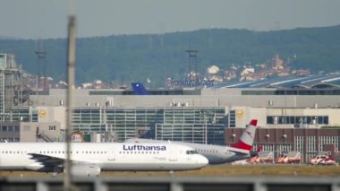 Frankfurt 'a bölgesel jet uçağı iniyor.