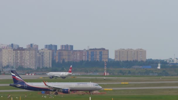 Aeroflot Airbus 320 taxis pour le départ — Video