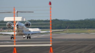 Uçak CRJ-900 kalkıyor.