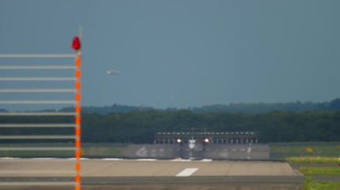 Bombardıman uçağı DASH 8 Düsseldorf 'tan kalkıyor.