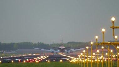 Amerikan Havayolları iniyor