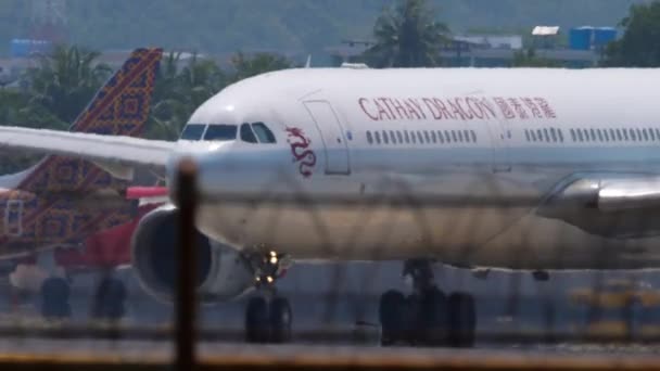 Cathay Dragon taxiando de cerca — Vídeos de Stock