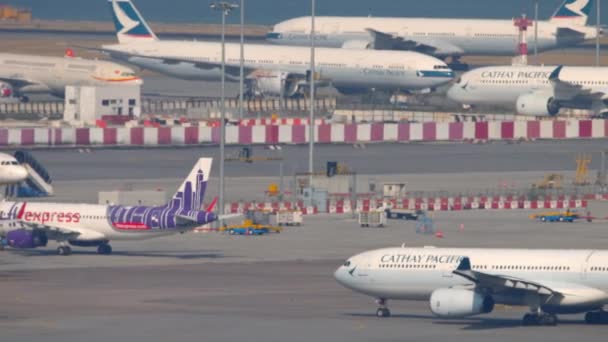 Cathay Pacific taxi na vzletovou dráhu — Stock video