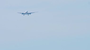 Uçak inişe geçiyor.