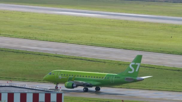 S7 Airlines taxiando después de aterrizar en Kazan — Vídeos de Stock