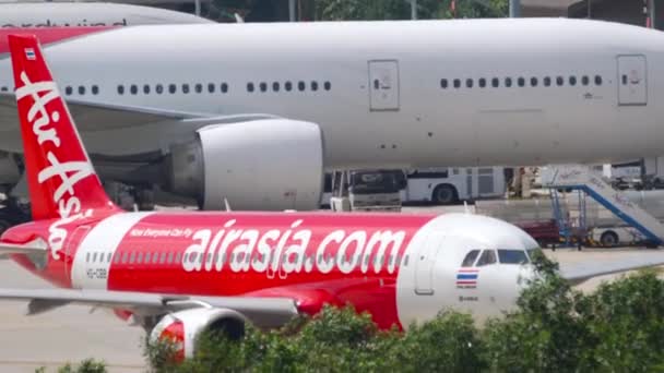 Тайская AirAsia выкатилась за пределы взлетно-посадочной полосы — стоковое видео