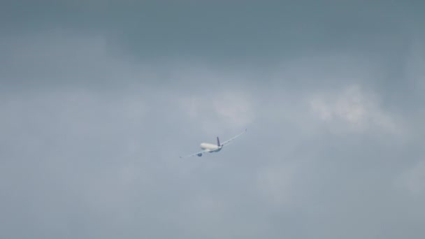 Avião vira no céu — Vídeo de Stock