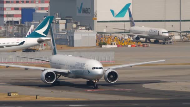 Cathay Pacific Airlines Hong Kong repülőtéren — Stock videók