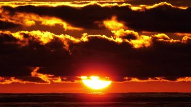 Fırtına bulutları arasından gün batımı