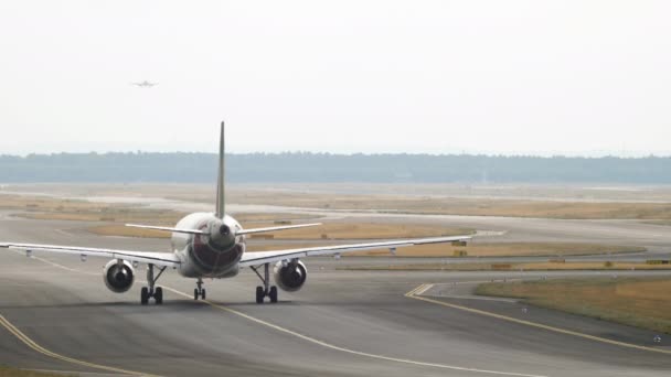 Pesawat di landasan pacu adalah taksi — Stok Video