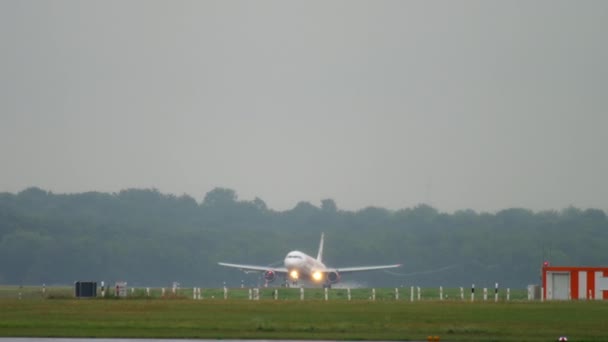 Avión aterrizando bajo la lluvia — Vídeo de stock