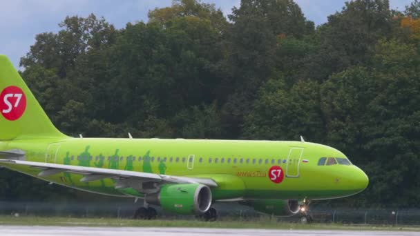 Avión de pasajeros S7 Airlines taxiing — Vídeos de Stock