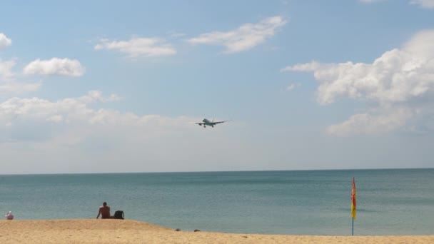 Flugzeug im Landeanflug aus dem Meer — Stockvideo
