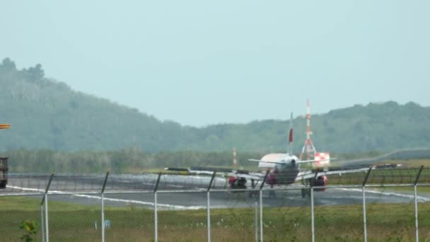 O avião abranda após a aterragem — Vídeo de Stock