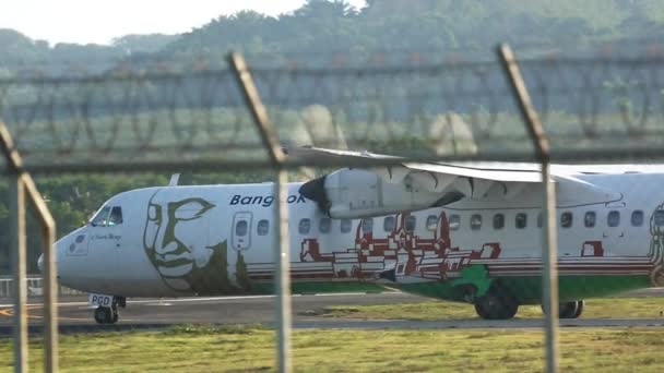 Bangkok Air Taxiing på Phukets flygplats — Stockvideo