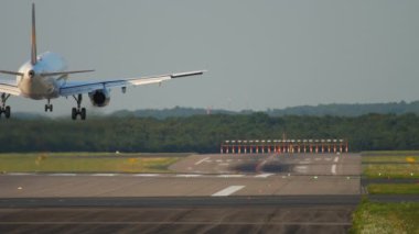 Uçak Düsseldorf 'a iniyor.
