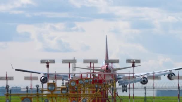 Jumbo Jet aterrizaje vista trasera — Vídeo de stock
