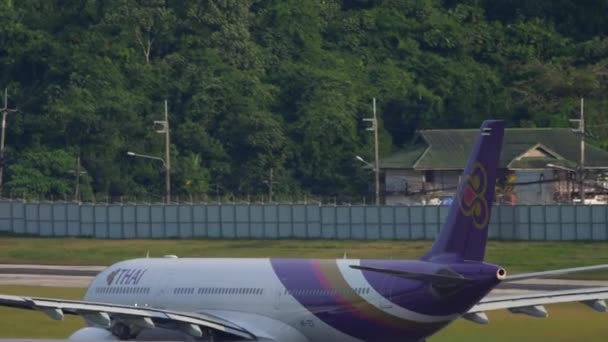 Thai Airways accélère pour le décollage — Video