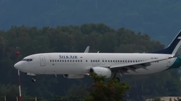 SilkAir Boeing 737 arrival — Stock Video