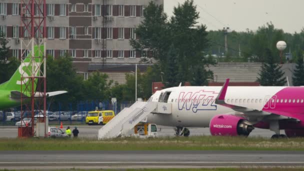 Flugzeugkontrolle vor dem Abflug Stock-Filmmaterial