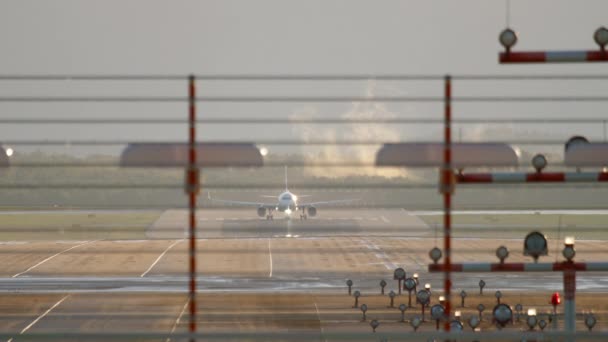 Letadlo při východu slunce zrychluje ke startu — Stock video