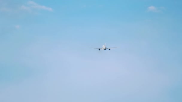 Pesawat terbang ke kejauhan — Stok Video