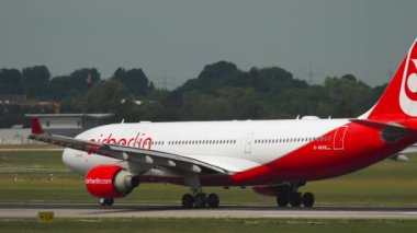 Uçak pistte taksicilik yapıyor.