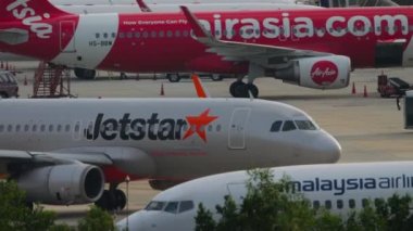 Airbus A320 JetStar piste iniyor.