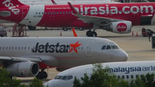 Airbus A320 JetStar gurul a kifutópályára — Stock videók